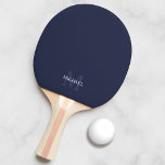 Klassisk Personlig Monogram och Namn Pingisracket<br><div class="desc">Personlig Monogram och Namn Gift har personlig namn i vitt och monogram i ljusblå marktblått som bakgrund,  i klassiskt serif font stil,  på marin blå bakgrund. Perfekt som helgdag,  fars dag-gåva till pappa och gåva till särskilda tillfällen.</div>