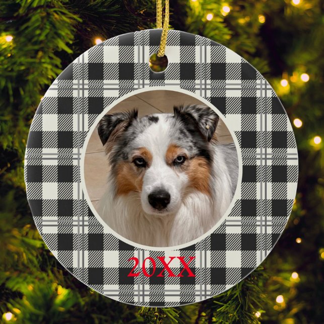 Klassisk Pet Photo Mörk Grått Buffalo Play Art Julgransprydnad Keramik (Buffalo Plaid Dark Gray and Buttercream Photo Date Ceramic Ornament)