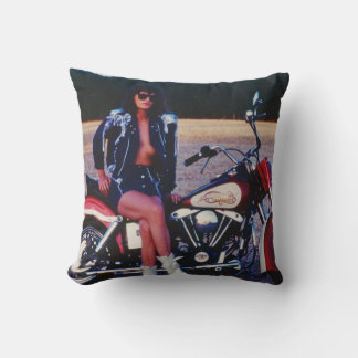 Klassisk pinup-flicka på en motorcykel kudde