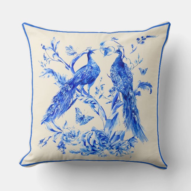 Klassisk porslinblåpeacocks Cream-bakgrund Kudde (Framsida)
