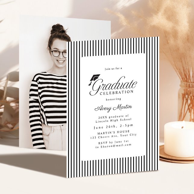 Klassisk randig elegans manus fototexter examen inbjudningar (Classic Striped Elegance Script Photo Graduation Invitation)