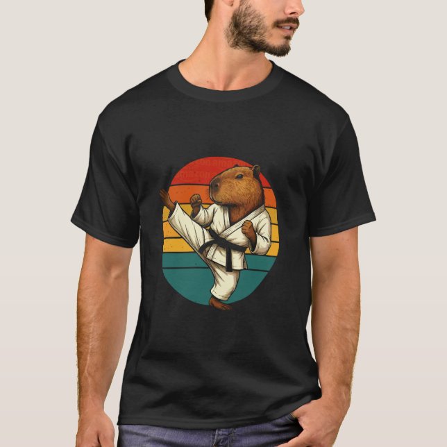 Klassisk rolig kapybara som gör karate t shirt (Framsida)