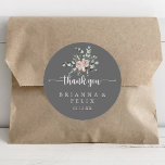 Klassisk Rosa ros Grått Tack-bröllopsförmån Runt Klistermärke<br><div class="desc">Det klassiska rosa ros grått-tacket för att du vill ha ett klassiskt rundklistermärke är perfekt för ett bröllop. Konstruktionen har elegant vattenfärgsdamm i rosa ros och grönt bladverk, väl sammansatt i vackra buketter med grått bakgrund. Gör etiketten egen genom att inkludera namn, händelsen (om tillämpligt) och datum. De här klistermärkena...</div>