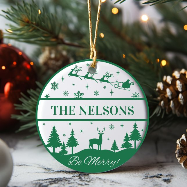 Klassisk Santa and Sleigh Family Keepsaké Anpassni Julgransprydnad Keramik (Classic Santa and Sleigh Family Keepsake Custom Ceramic Ornament. Just add your family name!)