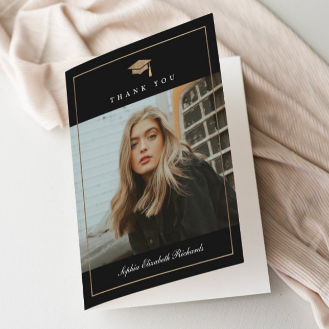 Klassisk Skript Guld Foto Examen Tack Kort (Elegant Gold Graduation Cap Black and White Photo Graduation Thank You Cards. )