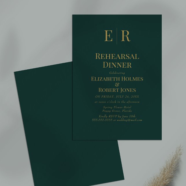Klassisk smaragdgrön monogram repetition middag inbjudningar (Classic Emerald Green Monogram Rehearsal Dinner Invitation on a table.)