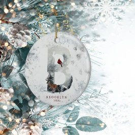 Klassisk snöig jul vintrigt scenmonogram B Julgransprydnad Keramik
