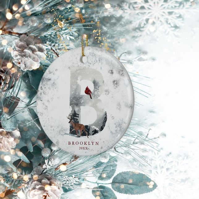 Klassisk snöig jul vintrigt scenmonogram B Julgransprydnad Keramik (Skapare uppladdad)