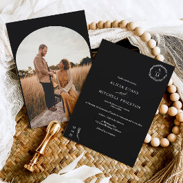 Klassisk svart blommigt monogram bröllop arch inbjudningar