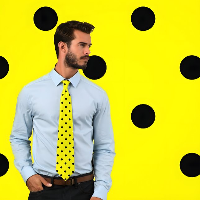 Klassisk svart Polka Dot Mönster på Gulten Tie Slips (Man wears a Classic Black Polka Dot Pattern on Yellow Tie. Background matches tie pattern.)