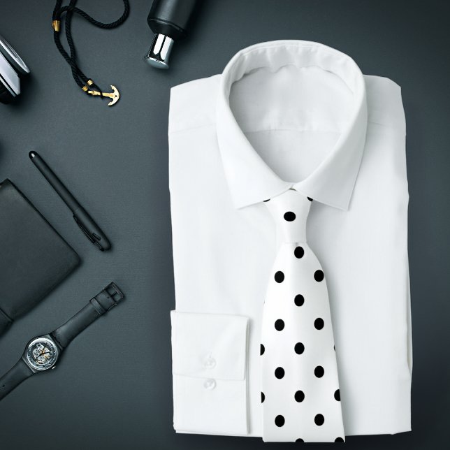 Klassisk svart Polka Dot Mönster på vit sida Slips (A white tie with black polka dots is featured on an assemblage of men's accessories.)