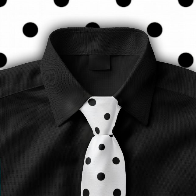 Klassisk svart Polka Dot Mönster på vit sida Slips (Tie featuring a black polka dot pattern on white is shown on black button down shirt.)