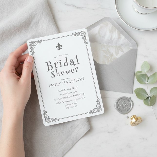 Klassisk svart-vit bröllopsfestinbjudan inbjudningar (A sophisticated classic bridal shower invitation in black and white with refined typography)