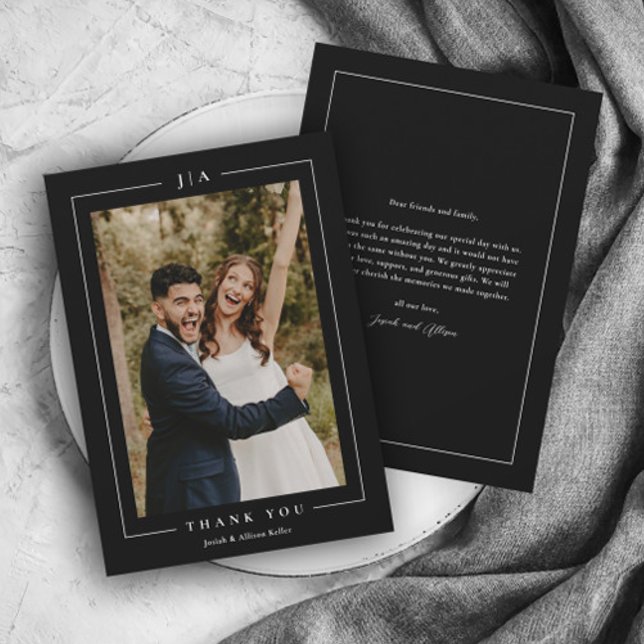 Klassisk svart-vit bröllopsfoto tack kort (Elegant black and white wedding photo thank you card with monogram and simple typography.)