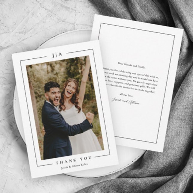 Klassisk svart-vit bröllopsfoto tack kort (Elegant black and white wedding photo thank you card with monogram and simple typography.)