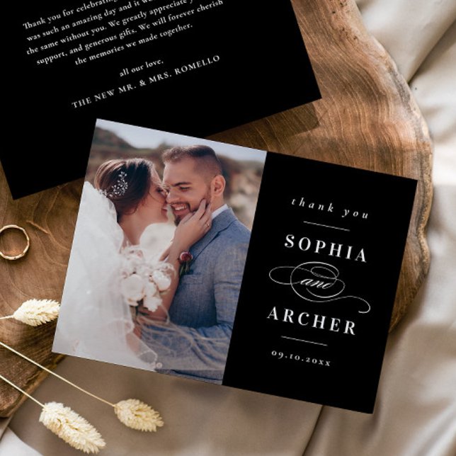 Klassisk svart-vit bröllopsfoto tack kort (Elegant Type Black and White Photo Wedding Thank You Card.)