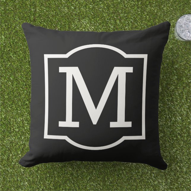 Klassisk Svart Vit Fästemärke Monogram Kudde (Gräs)