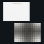 Klassisk svart-vit gingham-rutig bröllopsdusch anteckningskort<br><div class="desc">Det här presentkortet har en ren vit framsida med ett personligt namn i klassiska versaler och ett djärvt svart-vitt gingham-mönster på baksidan. Tidlös,  mångsidig och enkel att anpassa med vilket namn som helst. Perfekt för presenter,  anteckningar och daglig korrespondens.</div>
