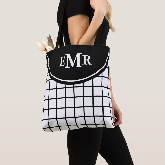 Klassisk svart-vit gitterrandig monogram tygkasse (Närbild)