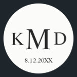 Klassisk svart vit monogram, groom Bröllop Runt Klistermärke<br><div class="desc">Klassiska och elegant svarta och vita monokulära bröllopsmärken. Bride,  Groom och efternamn initialer. Bakgrunden till färg kan ändras till kostym till ditt färg-system. Perfekt för mottagande av bord-dekor,  kuvert,  favoriter,  tack... Kontakta designer för fler variationer.</div>