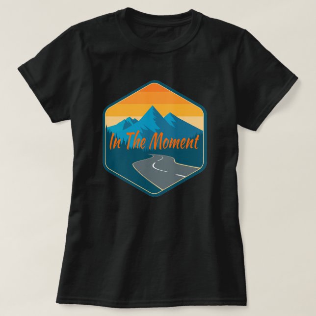 Klassisk T-Shirt Framdesign I Det Här Ögonblicket (Design framsida)