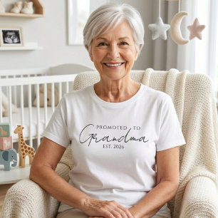 Klassisk 'Uppflyttad till Mormor' EST År Skrift T Shirt