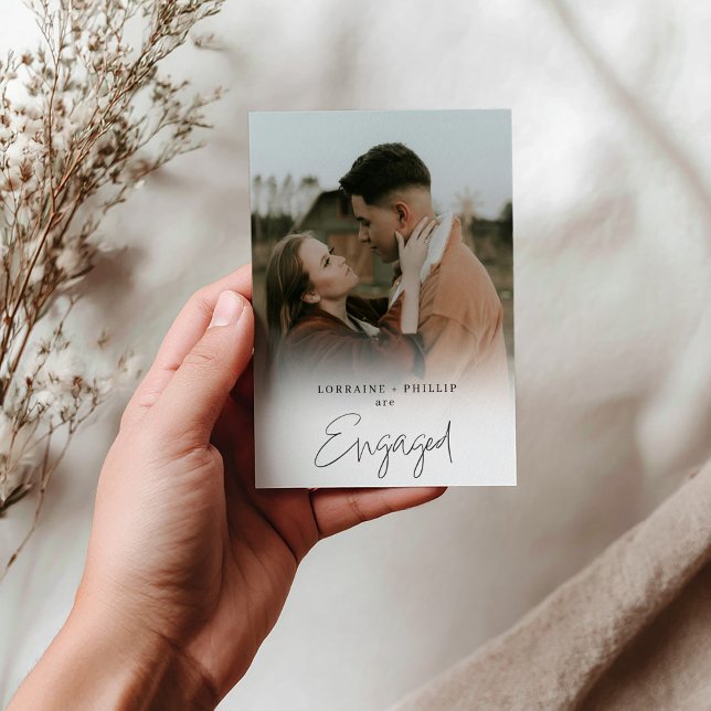 Klassisk Vi är engagerade för den vita toningen Ph Inbjudningar (“We’re Engaged” Photo Invitation with White Gradient. Featuring your favorite engagement photo)