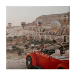 Klassisk Vintage Red Car Watching Luftballonger Kakelplatta