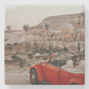 Klassisk Vintage Red Car Watching Luftballonger Stenunderlägg
