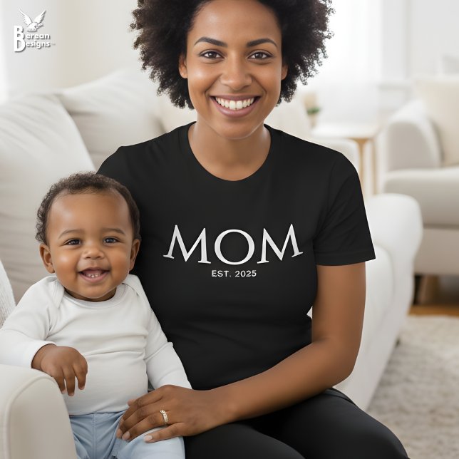 Klassisk vit mössa för etablerad mamma T-shirt (Mom Established black T-shirt with classic white typography. Ideal mom gif for Mother's Day.)