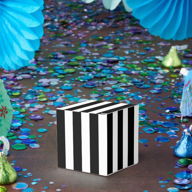 Klassisk vit och svart randig klassiker 2x2x2 presentaskar (Part)