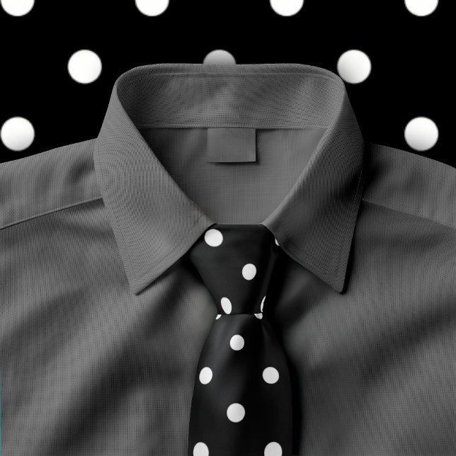 Klassisk vit Polka Dot Mönster på Black Tie Slips (Black tie with white polka dots displayed on dark grey button up shirt.)