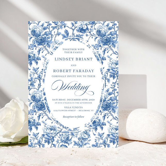 Klassiska blåa Toile de Jouy rosor Tidlös bröllop  Inbjudningar (Classic Blue Toile de Jouy Roses Timeless Wedding Invite)