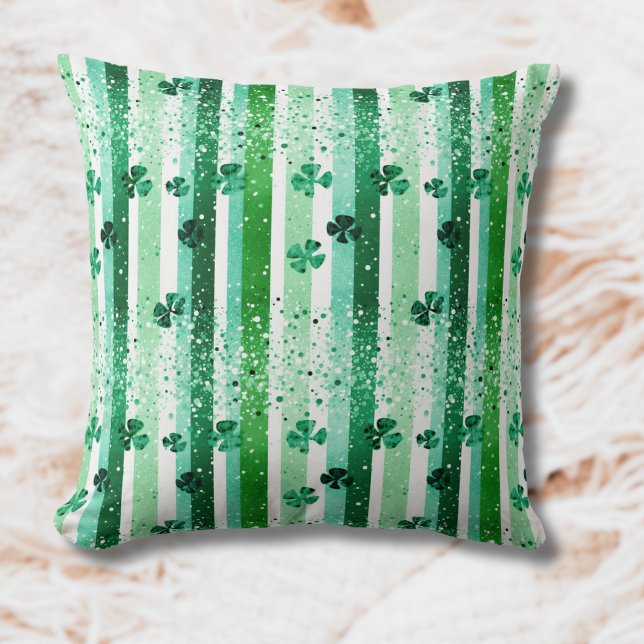 Klassiska gröna vita vertikala randiga shamrocks kudde (Skapare uppladdad)
