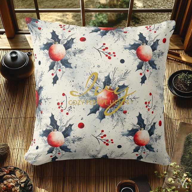 Klassiska röda dekorationer & järnek – Elegant jul Kudde (Skapare uppladdad)