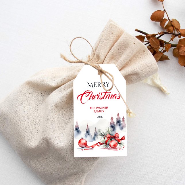 Klassiska rödbalar i god jul och gräs presentetikett (Merry Christmas gift tag classical red baubles and a red ribbon snowy pines)