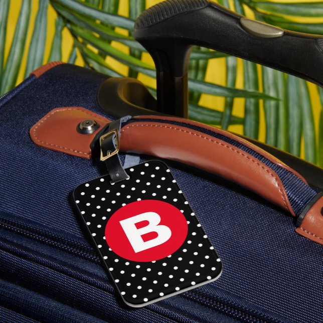 Klassiska svarta och vita prickar med röd monogram bagagebricka (Framsida Insitu 1)