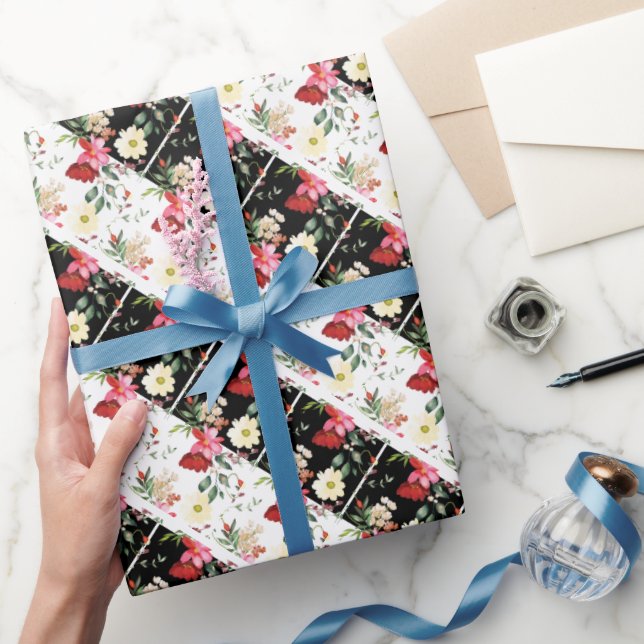 Klassiskt Blommigt Rosa svart och vitt diagonalt R Presentpapper (Gifting)