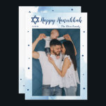 Klassiskt Blue Watercolor Lycklig Hanukkah Photo<br><div class="desc">Klassiskt blått vattenfärgkort Lycklig Hanukkah Photo Helgdag Card</div>