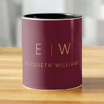 Klassiskt Burgundy Guld-minimalistiskt Monogram Två-Tonad Mugg<br><div class="desc">Sip i stil med detta klassiska burgunska guld minimalistiskt tvåtonshafé mugg. Med en rik-burgig bakgrund,  elegant guld-typografi och en elegant modern layout blandar personlig mugg ihop tidlös lyx med vardaglig funktionalitet. Perfekt som en bröllop-gåva,  jubileumsgåva,  helgdag- eller företagskapé,  kan mugg anpassas med initialer och namn för en sofistikerad beröring.</div>