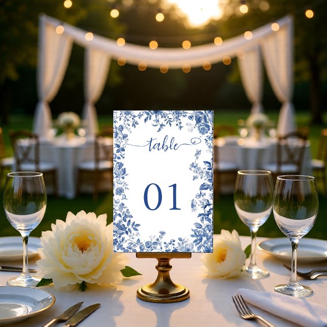 Klassiskt dammigt blått Toile blommig bröllop Bordsnummer (Classic Dusty Blue Toile Floral Wedding Table Number)