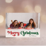 Klassiskt enkelt Fullt-foto för God jul Julkort<br><div class="desc">Fira säsongen med det här unika, klassiska, enkla fotokortet för fullt i God jul med en liten vintage-charm. Den minimalistiska utformningen visar upp en rödpalett och en färg-palett med elegant och grönt, och frammanar vinterens mysiga anda. Dess moderna och roligt dragningskraft, parad med den traditionella formuleringen, skapar en perfekt balans...</div>