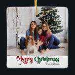 Klassiskt enkelt God jul Julgransprydnad Keramik<br><div class="desc">Fira säsongen med den här unika, klassiska, enkla prydnadsformen av God jul med en aning charm av vintage. Den minimalistiska utformningen visar upp en rödpalett och en färg-palett med elegant och grönt, och frammanar vinterens mysiga anda. Dess moderna och roligt dragningskraft, parad med den traditionella formuleringen, skapar en perfekt balans...</div>