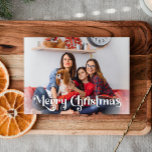 Klassiskt enkelt God jul One-foto Julkort<br><div class="desc">Fira säsongen med det här unika, klassiska, enkla God jul 1-fotokortet med helgdag som innehåller en liten vintage charm. Den minimalistiska utformningen visar upp en vit och svart färg-palett med elegant, och framkallar den mysiga vinterandan. Dess moderna och roligt dragningskraft, parad med den traditionella formuleringen, skapar en perfekt balans mellan...</div>