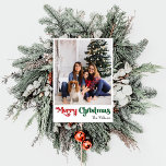 Klassiskt, enkelt Lodrät-foto för God jul Julkort<br><div class="desc">Fira säsongen med det här unika, klassiska, enkla fotokortet för lodrät i God jul, som innehåller en liten bit vintage charm. Den minimalistiska utformningen visar upp en rödpalett och en färg-palett med elegant och grönt, och frammanar vinterens mysiga anda. Dess moderna och roligt dragningskraft, parad med den traditionella formuleringen, skapar...</div>