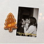 Klassiskt enkelt Lodrät Foto God jul Guld<br><div class="desc">Fira säsongen med det här unika, klassiska, enkla helgdag för foto av God jul guld-folie av lodrät med ett litet vintage charm. Den minimalistiska utformningen visar upp en palett i elegant guld färg, och frammanar vinterns mysiga anda. Den moderna appellen, parad med den traditionella formuleringen, skapar en balans mellan lyx...</div>