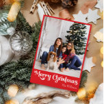 Klassiskt, enkelt Red God jul-Lodrät, foto Julkort<br><div class="desc">Fira säsongen med det här unika, klassiska, enkla bildkortet för lodrät med rött God jul som innehåller en liten bit vintage charm. Den minimalistiska utformningen visar upp en rödpalett i elegant färg, och frammanar vinterns mysiga anda. Dess moderna och roligt dragningskraft, parad med den traditionella formuleringen, skapar en perfekt balans...</div>