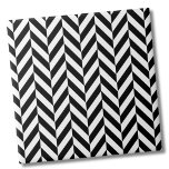 Klassiskt enkelt svartvitt Herringbone Mönster Kakelplatta<br><div class="desc">Använda den här enkla och klassiska bakgrunden för svart och vitt örnben för att anpassa dina egna objekt med initialer eller anpassa dem efter dina egna behov. Du kan till och med ändra bakgrundsfärgen så att verkligen får ett eget utseende. Ta en titt på produktbilderna för några exempel! Om du...</div>