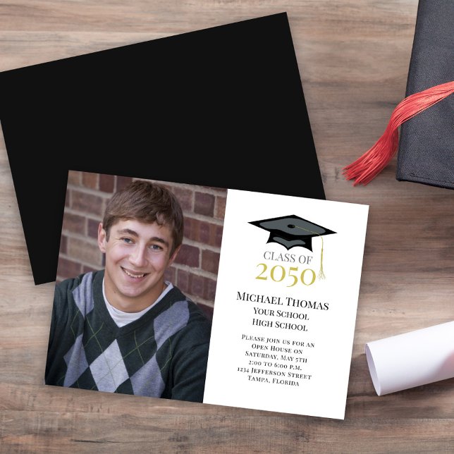 Klassiskt examensmeddelande med guldlockfoto inbjudningar (Classic Graduation photo invitation template with classic graduation hat.)