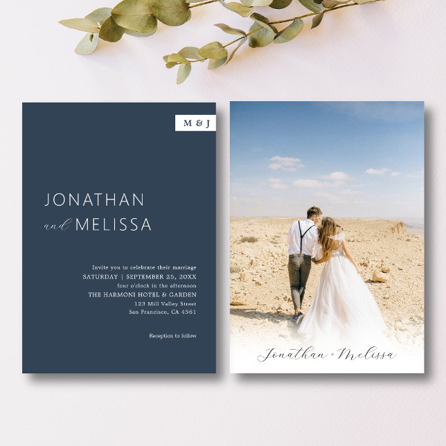 Klassiskt Forme Navy Blue Monogram Script Bröllop Inbjudningar (Skapare uppladdad)